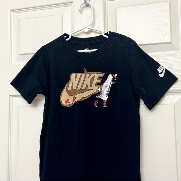 Boys Nike Black Graphic T-Shirt Size S - Picture 2 of 3